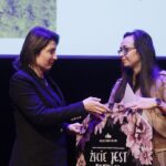 03.12.2021 Kielce. KCK. Gala konkursu fotograficznego "Życie jest piękne". Na zdjęciu: dyrektor KCK Augustyna Nowacka i Alicja Burchardt / Jarosław Kubalski / Radio Kielce