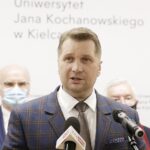 06.12.2021. Kielce. Przekazanie symbolicznych czeków z ministerstwa dla UJK. Na zdjęciu  Przemysław Czarnek - minister edukacji i nauki / Jarosław Kubalski / Radio Kielce