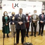 06.12.2021. Kielce. Przekazanie symbolicznych czeków z ministerstwa dla UJK. Na zdjęciu (od lewej): Agata Wojtyszek - posłanka PiS, Anna Krupka - wiceminister sportu, prof. dr hab. Stanisław Głuszek - rektor UJK, Przemysław Czarnek - minister edukacji i nauki, Krzysztof Lipiec - prezes świętokrzyskich struktur PiS, Krzysztof Słoń - senator PiS, Zbigniew Koniusz - wojewoda świętokrzyski i Andrzej Bętkowski - marszałek województwa świętokrzyskiego / Jarosław Kubalski / Radio Kielce