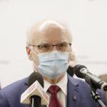 06.12.2021. Kielce. Przekazanie symbolicznych czeków z ministerstwa dla UJK. Na zdjęciu prof. dr hab. Stanisław Głuszek - rektor UJK / Jarosław Kubalski / Radio Kielce