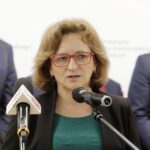 06.12.2021. Kielce. Przekazanie symbolicznych czeków z ministerstwa dla UJK. Na zdjęciu (od lewej): Agata Wojtyszek - posłanka PiS / Jarosław Kubalski / Radio Kielce