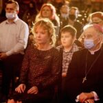 07.12.2021 Kielce. WDK. Wieczór literacki "Piękno stworzenia. Człowiek i wartości w twórczości Świętego Jana Pawła II". Na zdjęciu biskup Marian Florczyk i Anna Zielińska-Brudek - pisarka / Jarosław Kubalski / Radio Kielce