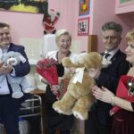 08.12.2021 Wola Jachowa. Fundacja Miśka Zdziśka odwiedziła z zabawkami dom środowiskowy. Na zdjęciu od lewej: prezes Fundacji Dariusz Lisowski, wójt Łopuszna Irena Marcisz, senator Krzysztof Słoń i kierownik domu Aneta Grzegolec / Jarosław Kubalski / Radio Kielce