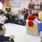 08.12.2021 Wola Jachowa. Fundacja Miśka Zdziśka odwiedziła z zabawkami dom środowiskowy / Jarosław Kubalski / Radio Kielce