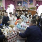 08.12.2021 Wola Jachowa. Fundacja Miśka Zdziśka odwiedziła z zabawkami dom środowiskowy / Jarosław Kubalski / Radio Kielce