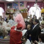 08.12.2021 Wola Jachowa. Fundacja Miśka Zdziśka odwiedziła z zabawkami dom środowiskowy / Jarosław Kubalski / Radio Kielce