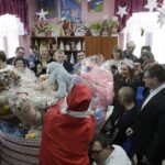 08.12.2021 Wola Jachowa. Fundacja Miśka Zdziśka odwiedziła z zabawkami dom środowiskowy / Jarosław Kubalski / Radio Kielce