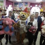 08.12.2021 Wola Jachowa. Fundacja Miśka Zdziśka odwiedziła z zabawkami dom środowiskowy. Na zdjęciu od lewej: kierownik domu Aneta Grzegolec, senator Krzysztof Słoń, Misiek Zdzisiek, wójt Łopuszna Irena Marcisz, prezes Fundacji Dariusz Lisowski i św. Mikołaj / Jarosław Kubalski / Radio Kielce