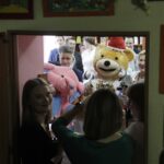 08.12.2021 Wola Jachowa. Fundacja Miśka Zdziśka odwiedziła z zabawkami dom środowiskowy. Na zdjęciu senator Krzysztof Słoń i Misiek Zdzisiek / Jarosław Kubalski / Radio Kielce