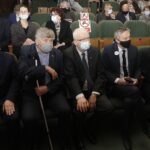 10.12.2021 Kielce. WDK. Koncert z okazji 40. rocznicy wprowadzenia stanu wojennego. Na zdjęciu od lewej: dyrektor WDK Jacek Sabat, Mieczysław Gójski - zarząd Regionu Świętokrzyskiego NSZZ "Solidarność", Waldemar Bartosz - przewodniczący Zarządu Regionu Świętokrzyskiego NSZZ "Solidarność" , wojewoda Zbigniew Koniusz i Kazimierz Pasternak - zarząd Regionu Świętokrzyskiego NSZZ "Solidarność" / Jarosław Kubalski / Radio Kielce