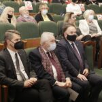 10.12.2021 Kielce. WDK. Koncert z okazji 40. rocznicy wprowadzenia stanu wojennego. Na zdjęciu od lewej: prezes Głównego Urzędu Miar Jacek Semaniak, poseł Krzysztof Lipiec i poseł Marek Kwitek / Jarosław Kubalski / Radio Kielce