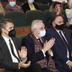 10.12.2021 Kielce. WDK. Koncert z okazji 40. rocznicy wprowadzenia stanu wojennego. Na zdjęciu od lewej: prezes Głównego Urzędu Miar Jacek Semaniak, poseł Krzysztof Lipiec i poseł Marek Kwitek / Jarosław Kubalski / Radio Kielce