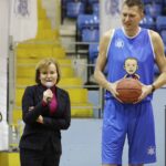 12.12.2021. Kielce. Projekt „Szyjemy sport na miarę - sportowa rodzina”. Na zdjęciu (od lewej): Anna Krupka - wiceminister sportu, Cezary Trybański - pierwszy Polak w koszykarskiej lidze NBA / Jarosław Kubalski / Radio Kielce