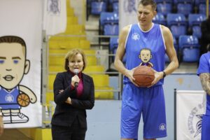 12.12.2021. Kielce. Projekt „Szyjemy sport na miarę - sportowa rodzina”. Na zdjęciu (od lewej): Anna Krupka - wiceminister sportu, Cezary Trybański - pierwszy Polak w koszykarskiej lidze NBA / Jarosław Kubalski / Radio Kielce