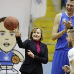 12.12.2021. Kielce. Projekt „Szyjemy sport na miarę - sportowa rodzina”. Na zdjęciu (od lewej): Anna Krupka - wiceminister sportu, Cezary Trybański - pierwszy Polak w koszykarskiej lidze NBA / Jarosław Kubalski / Radio Kielce