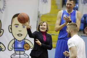 12.12.2021. Kielce. Projekt „Szyjemy sport na miarę - sportowa rodzina”. Na zdjęciu (od lewej): Anna Krupka - wiceminister sportu, Cezary Trybański - pierwszy Polak w koszykarskiej lidze NBA / Jarosław Kubalski / Radio Kielce