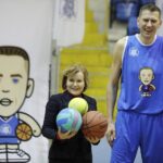 12.12.2021. Kielce. Projekt „Szyjemy sport na miarę - sportowa rodzina”. Na zdjęciu (od lewej): Anna Krupka - wiceminister sportu, Cezary Trybański - pierwszy Polak w koszykarskiej lidze NBA / Jarosław Kubalski / Radio Kielce