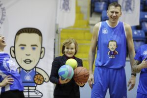 12.12.2021. Kielce. Projekt „Szyjemy sport na miarę - sportowa rodzina”. Na zdjęciu (od lewej): Anna Krupka - wiceminister sportu, Cezary Trybański - pierwszy Polak w koszykarskiej lidze NBA / Jarosław Kubalski / Radio Kielce