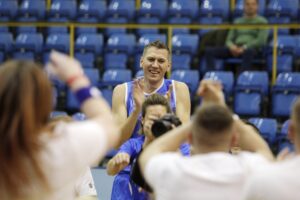 12.12.2021. Kielce. Projekt „Szyjemy sport na miarę - sportowa rodzina”, Na zdjęciu: Cezary Trybański - pierwszy Polak w koszykarskiej lidze NBA / Jarosław Kubalski / Radio Kielce