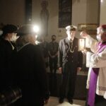 12.12.2021 Kielce. Betlejemskie Światło Pokoju. Z prawej biskup Jan Piotrowski, w środku harcmistrz Lucjan Pietrzczyk / Jarosław Kubalski / Radio Kielce