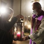 12.12.2021 Kielce. Betlejemskie Światło Pokoju. Z prawej biskup Jan Piotrowskiju / Jarosław Kubalski / Radio Kielce