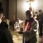 12.12.2021 Kielce. Betlejemskie Światło Pokoju. Z prawej biskup Jan Piotrowski / Jarosław Kubalski / Radio Kielce