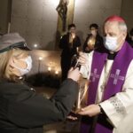 12.12.2021 Kielce. Betlejemskie Światło Pokoju. Z prawej biskup Jan Piotrowski / Jarosław Kubalski / Radio Kielce