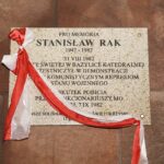 13.12.2021 Kielce. Uroczystości w 40. rocznicę wprowadzenia w Polsce stanu wojennego. Odsłonięcie tablicy upamiętniającej pobitego śmiertelnie przez MO Stanisława Raka / Jarosław Kubalski / Radio Kielce