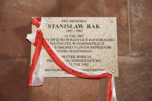 13.12.2021 Kielce. Uroczystości w 40. rocznicę wprowadzenia w Polsce stanu wojennego. Odsłonięcie tablicy upamiętniającej pobitego śmiertelnie przez MO Stanisława Raka / Jarosław Kubalski / Radio Kielce