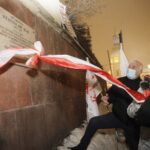 13.12.2021 Kielce. Uroczystości w 40. rocznicę wprowadzenia w Polsce stanu wojennego. Odsłonięcie tablicy upamiętniającej pobitego śmiertelnie przez MO Stanisława Raka. Tablicę odsłoniła żona Stanisława Raka w towarzystwie przewodniczącego Zarządu Regionu Świętokrzyskiego NSZZ "Solidarność" Waldemara Bartosza / Jarosław Kubalski / Radio Kielce