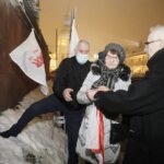 13.12.2021 Kielce. Uroczystości w 40. rocznicę wprowadzenia w Polsce stanu wojennego. Odsłonięcie tablicy upamiętniającej pobitego śmiertelnie przez MO Stanisława Raka. Tablicę odsłoniła żona Stanisława Raka w towarzystwie przewodniczącego Zarządu Regionu Świętokrzyskiego NSZZ "Solidarność" Waldemara Bartosza / Jarosław Kubalski / Radio Kielce