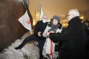 13.12.2021 Kielce. Uroczystości w 40. rocznicę wprowadzenia w Polsce stanu wojennego. Odsłonięcie tablicy upamiętniającej pobitego śmiertelnie przez MO Stanisława Raka. Tablicę odsłoniła żona Stanisława Raka w towarzystwie przewodniczącego Zarządu Regionu Świętokrzyskiego NSZZ "Solidarność" Waldemara Bartosza / Jarosław Kubalski / Radio Kielce