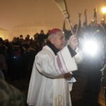 13.12.2021 Kielce. Uroczystości w 40. rocznicę wprowadzenia w Polsce stanu wojennego. Odsłonięcie tablicy upamiętniającej pobitego śmiertelnie przez MO Stanisława Raka. Biskup Jan Piotrowski / Jarosław Kubalski / Radio Kielce