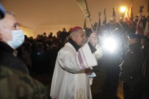 13.12.2021 Kielce. Uroczystości w 40. rocznicę wprowadzenia w Polsce stanu wojennego. Odsłonięcie tablicy upamiętniającej pobitego śmiertelnie przez MO Stanisława Raka. Biskup Jan Piotrowski / Jarosław Kubalski / Radio Kielce