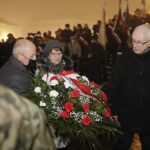 13.12.2021 Kielce. Uroczystości w 40. rocznicę wprowadzenia w Polsce stanu wojennego. Odsłonięcie tablicy upamiętniającej pobitego śmiertelnie przez MO Stanisława Raka. Na zdjęciu (od lewej): Jerzy Jarmołowicz, żona Stanisława Raka i Waldemar Bartosz / Jarosław Kubalski / Radio Kielce