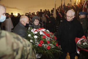 13.12.2021 Kielce. Uroczystości w 40. rocznicę wprowadzenia w Polsce stanu wojennego. Odsłonięcie tablicy upamiętniającej pobitego śmiertelnie przez MO Stanisława Raka. Na zdjęciu (od lewej): Jerzy Jarmołowicz, żona Stanisława Raka i Waldemar Bartosz / Jarosław Kubalski / Radio Kielce