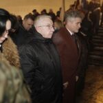 13.12.2021 Kielce. Uroczystości w 40. rocznicę wprowadzenia w Polsce stanu wojennego. Odsłonięcie tablicy upamiętniającej pobitego śmiertelnie przez MO Stanisława Raka. Na zdjęciu od lewej: radna Monika Słoniewska, poseł Krzysztof Lipiec i senator Krzysztof Słoń / Jarosław Kubalski / Radio Kielce