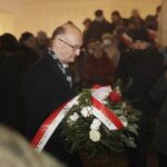 13.12.2021 Kielce. Uroczystości w 40. rocznicę wprowadzenia w Polsce stanu wojennego. Odsłonięcie tablicy upamiętniającej pobitego śmiertelnie przez MO Stanisława Raka. Na zdjęciu wiceminister spraw zagranicznych Piotr Wawrzyk / Jarosław Kubalski / Radio Kielce