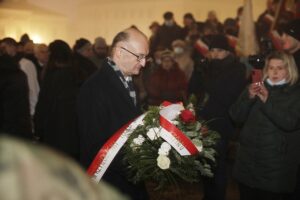 13.12.2021 Kielce. Uroczystości w 40. rocznicę wprowadzenia w Polsce stanu wojennego. Odsłonięcie tablicy upamiętniającej pobitego śmiertelnie przez MO Stanisława Raka. Na zdjęciu wiceminister spraw zagranicznych Piotr Wawrzyk / Jarosław Kubalski / Radio Kielce