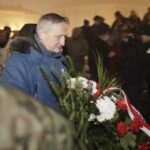 13.12.2021 Kielce. Uroczystości w 40. rocznicę wprowadzenia w Polsce stanu wojennego. Odsłonięcie tablicy upamiętniającej pobitego śmiertelnie przez MO Stanisława Raka. Na zdjęciu wojewoda Zbigniew Koniusz / Jarosław Kubalski / Radio Kielce