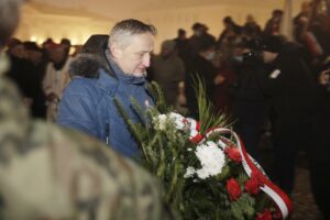 13.12.2021 Kielce. Uroczystości w 40. rocznicę wprowadzenia w Polsce stanu wojennego. Odsłonięcie tablicy upamiętniającej pobitego śmiertelnie przez MO Stanisława Raka. Na zdjęciu wojewoda Zbigniew Koniusz / Jarosław Kubalski / Radio Kielce