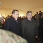13.12.2021 Kielce. Uroczystości w 40. rocznicę wprowadzenia w Polsce stanu wojennego. Odsłonięcie tablicy upamiętniającej pobitego śmiertelnie przez MO Stanisława Raka. Na zdjęciu od lewej: starosta Mirosław Gębski i wicestarosta Tomasz Pleban / Jarosław Kubalski / Radio Kielce