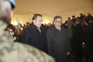 13.12.2021 Kielce. Uroczystości w 40. rocznicę wprowadzenia w Polsce stanu wojennego. Odsłonięcie tablicy upamiętniającej pobitego śmiertelnie przez MO Stanisława Raka. Na zdjęciu od lewej: starosta Mirosław Gębski i wicestarosta Tomasz Pleban / Jarosław Kubalski / Radio Kielce