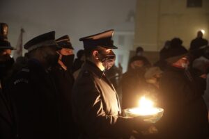 13.12.2021 Kielce. Uroczystości w 40. rocznicę wprowadzenia w Polsce stanu wojennego. Odsłonięcie tablicy upamiętniającej pobitego śmiertelnie przez MO Stanisława Raka / Jarosław Kubalski / Radio Kielce