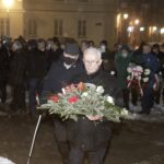 13.12.2021 Kielce. Uroczystości pod pomnikiem księdza Jerzego Popiełuszki w 40. rocznicę wprowadzenia w Polsce stanu wojennego. Na zdjęciu od lewej: Mieczysław Gójski i Waldemar Bartosz / Jarosław Kubalski / Radio Kielce