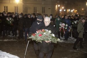 13.12.2021 Kielce. Uroczystości pod pomnikiem księdza Jerzego Popiełuszki w 40. rocznicę wprowadzenia w Polsce stanu wojennego. Na zdjęciu od lewej: Mieczysław Gójski i Waldemar Bartosz / Jarosław Kubalski / Radio Kielce