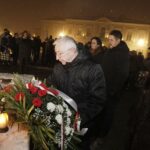 13.12.2021 Kielce. Uroczystości pod pomnikiem księdza Jerzego Popiełuszki w 40. rocznicę wprowadzenia w Polsce stanu wojennego. Na zdjęciu od lewej: poseł Krzysztof Lipiec, radna Monika Słoniewska, przewodniczący Rady Miasta Kielce Jarosław Karyś i radna Marianna Noworycka-Gniatkowska / Jarosław Kubalski / Radio Kielce