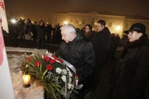 13.12.2021 Kielce. Uroczystości pod pomnikiem księdza Jerzego Popiełuszki w 40. rocznicę wprowadzenia w Polsce stanu wojennego. Na zdjęciu od lewej: poseł Krzysztof Lipiec, radna Monika Słoniewska, przewodniczący Rady Miasta Kielce Jarosław Karyś i radna Marianna Noworycka-Gniatkowska / Jarosław Kubalski / Radio Kielce