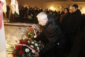 13.12.2021 Kielce. Uroczystości pod pomnikiem księdza Jerzego Popiełuszki w 40. rocznicę wprowadzenia w Polsce stanu wojennego. Na zdjęciu od lewej: poseł Krzysztof Lipiec, radna Monika Słoniewska i przewodniczący Rady Miasta Kielce Jarosław Karyś / Jarosław Kubalski / Radio Kielce