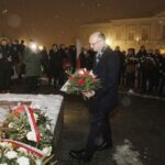 13.12.2021 Kielce. Uroczystości pod pomnikiem księdza Jerzego Popiełuszki w 40. rocznicę wprowadzenia w Polsce stanu wojennego. Na zdjęciu wiceminister spraw Zagranicznych Piotr Wawrzyk / Jarosław Kubalski / Radio Kielce